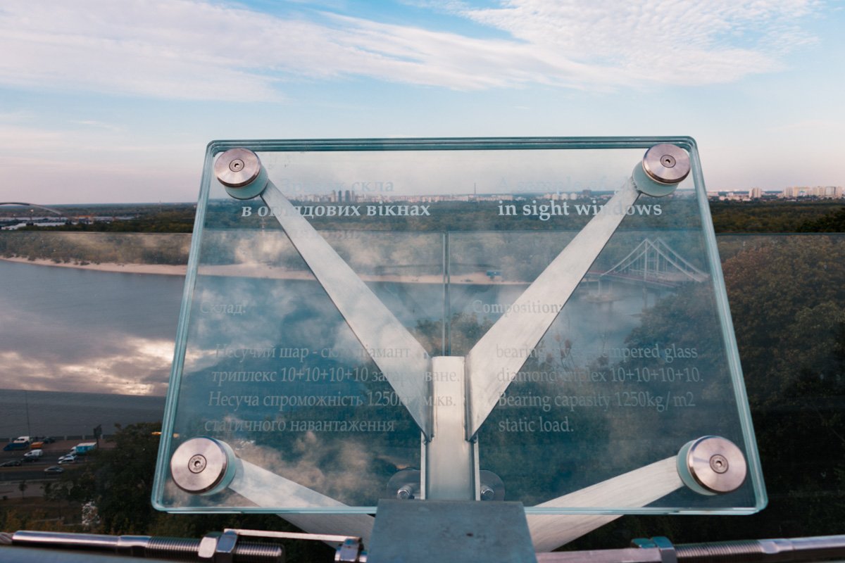 Чтобы успокоить людей, любой желающий может увидеть из чего состоят стекла моста