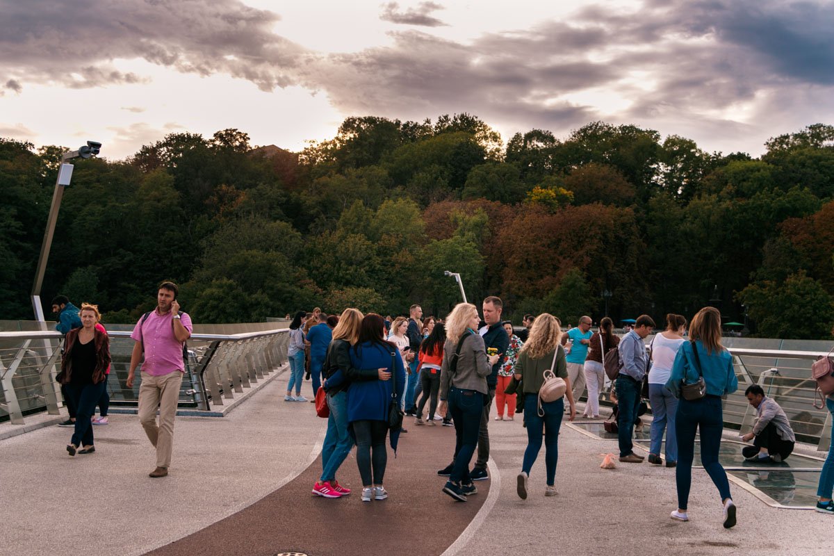 На мосту людно, как всегда