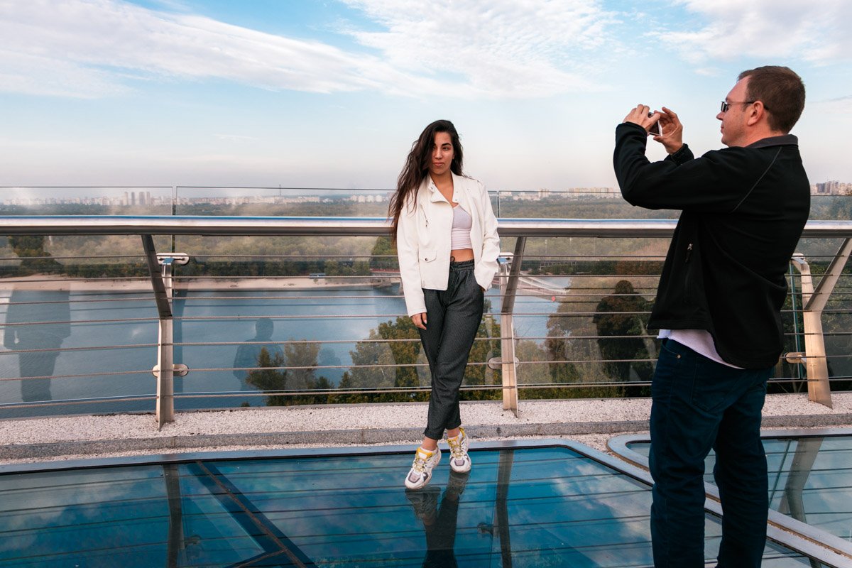 Поэтому, конечно, немало людей фотографировались, уже не сдерживаемые ограждением