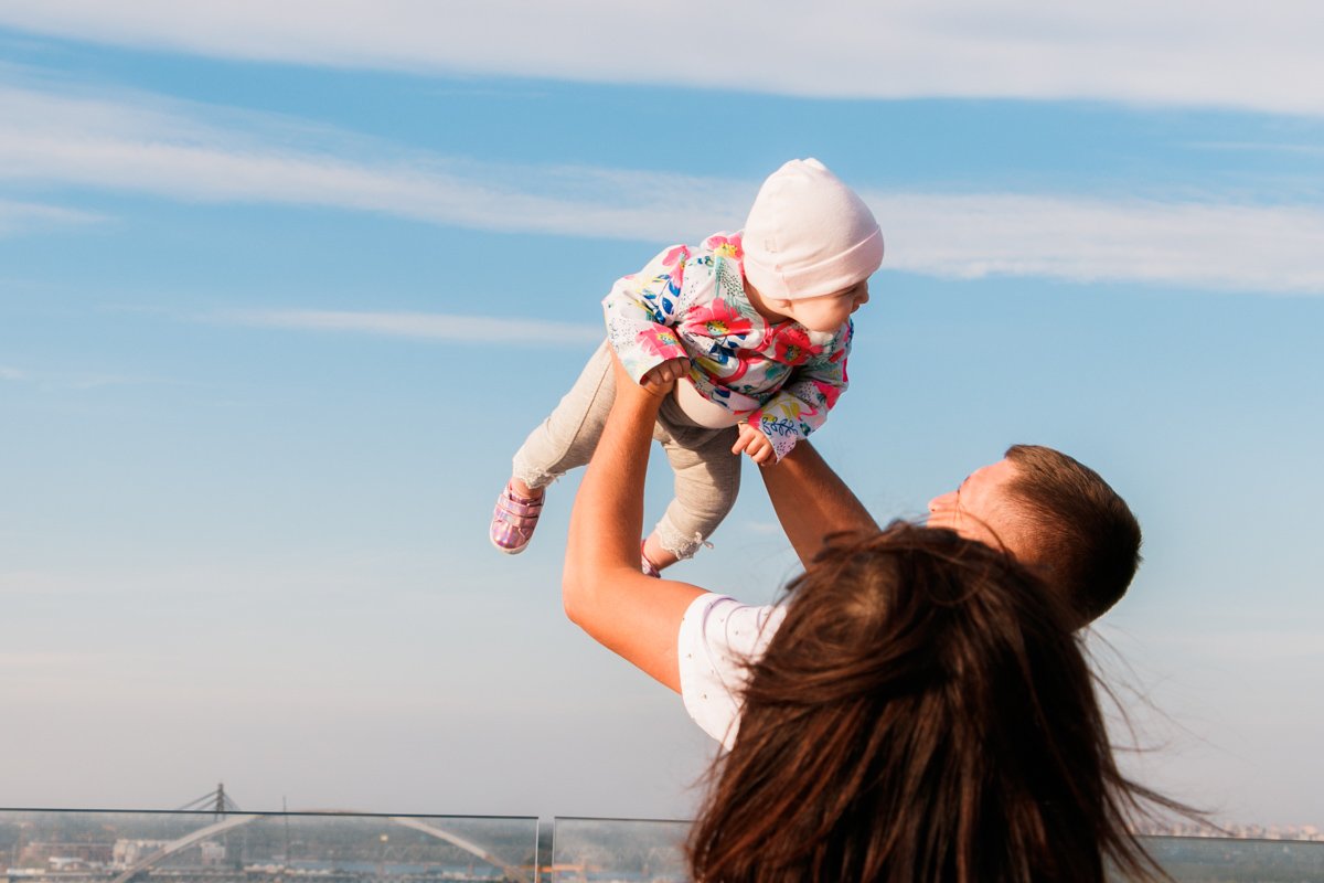 Хватало на мосту и семей с детьми, в том числе и самыми маленькими
