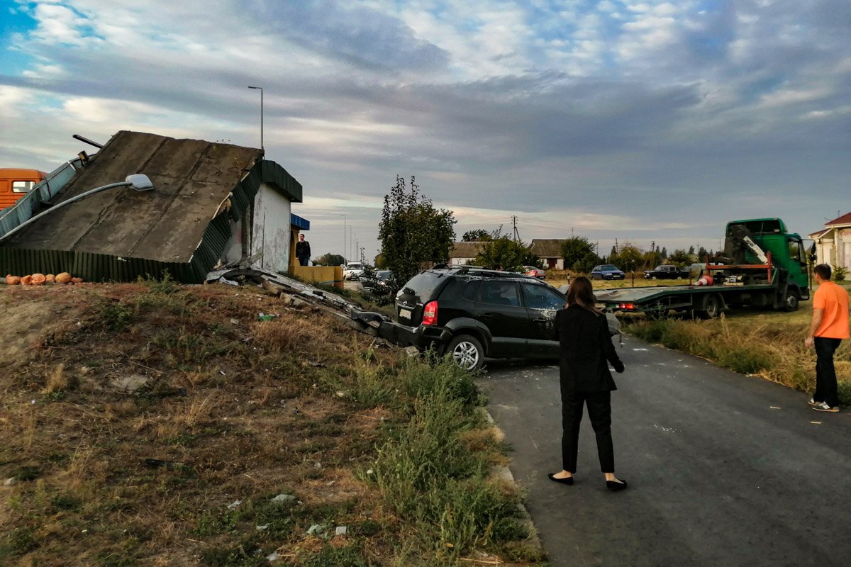 Под Киевом на Одесской трассе в поселке Гребинки произошла авария с участием легковушки