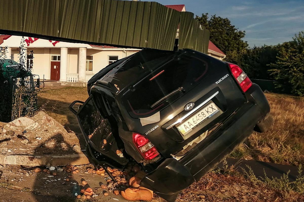 По предварительной информации, водителя обяжут заплатить за нанесенный ущерб около 65 000 гривен