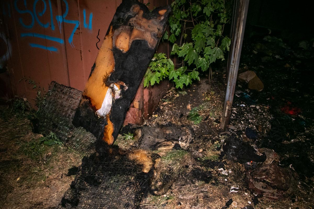 Горел одноэтажный металлический гараж