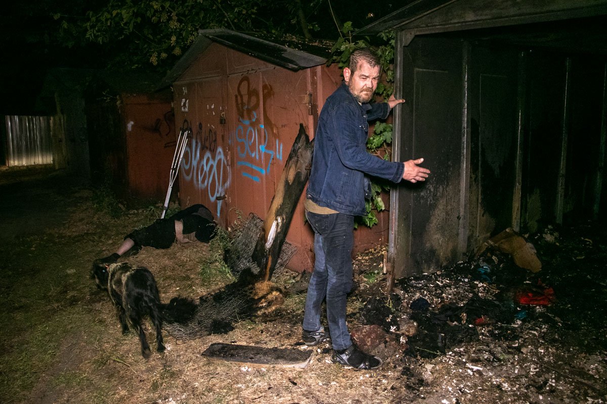 Из горящего сооружения спасатели вывели на свежи воздух двоих мужчин