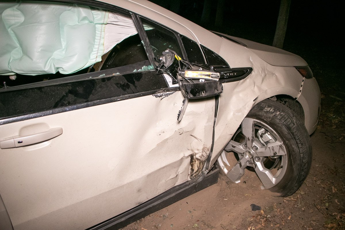 От удара Chevrolet вылетел на зеленую зону От удара Chevrolet вылетел на зеленую зону