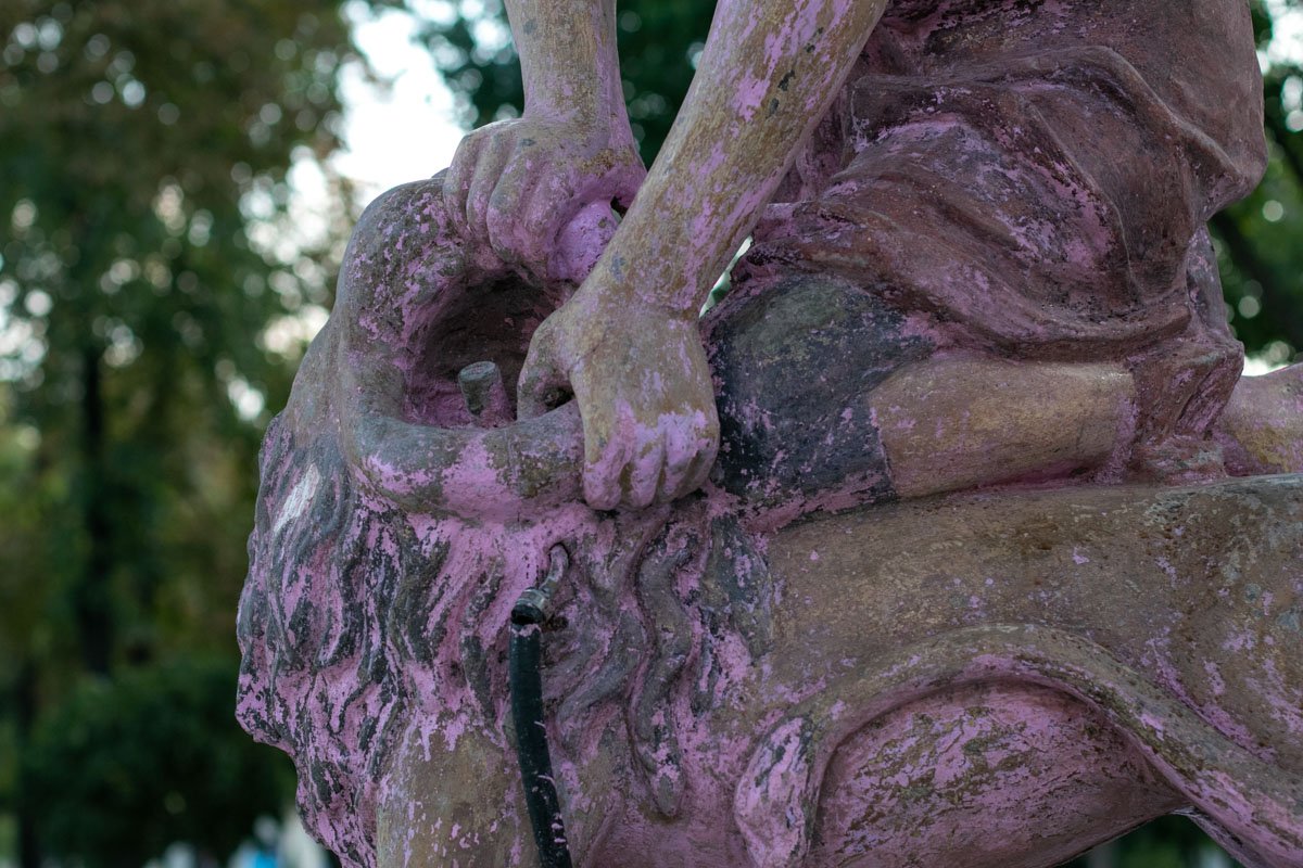 На скульптуре остались потеки краски На скульптуре остались потеки краски