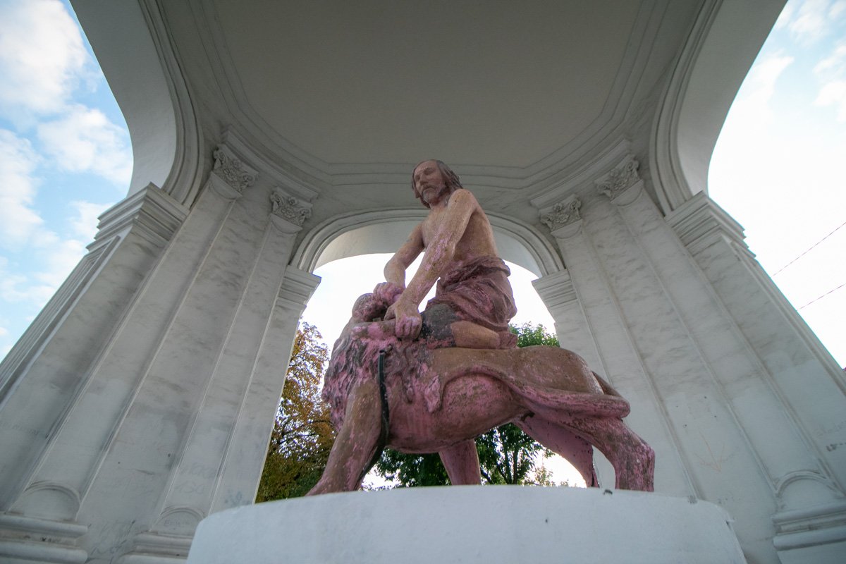 Фонтан "Самсон", изуродованный вандалами Фонтан "Самсон", изуродованный вандалами