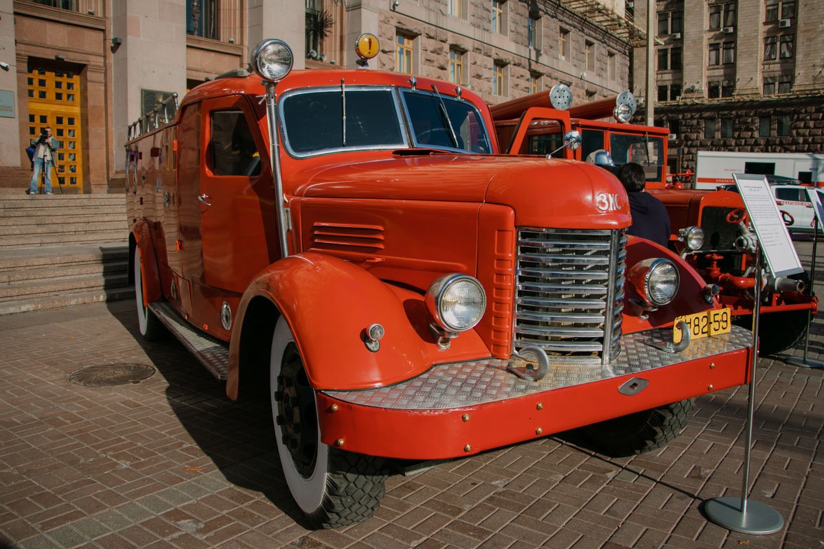 Также около администрации открылась выставка пожарной и аварийно-спасательной техники
