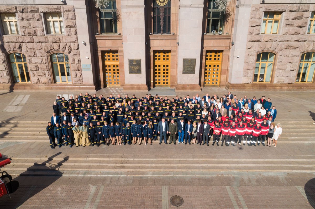 Все виновники торжества сделали общее фото