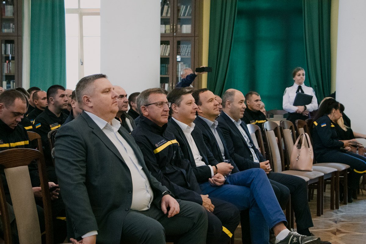 После все прошли в колонный зал городской администрации