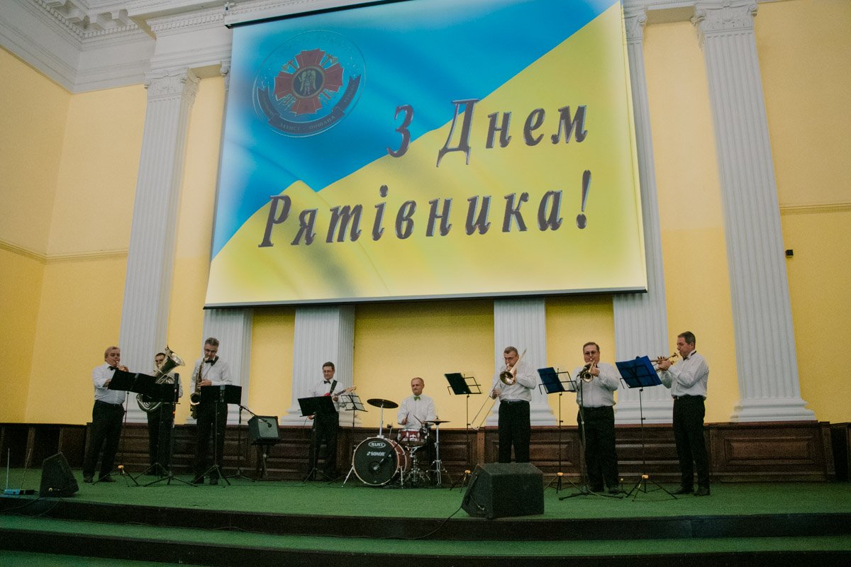 В мэрии выступил оркестр "Огнеборец" и все заулыбались, даже стали пританцовывать