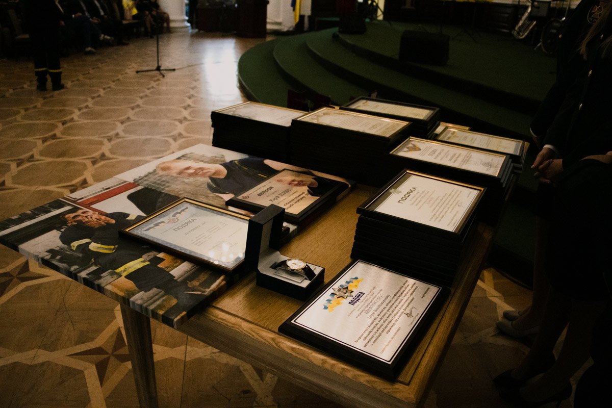 Лучшие спасатели получили грамоты и подарки