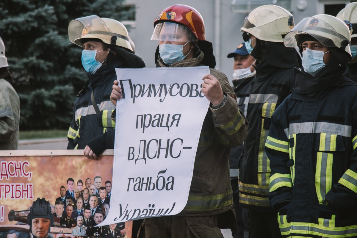 Под Офисом Президента состоялся митинг спасателей ГСЧС