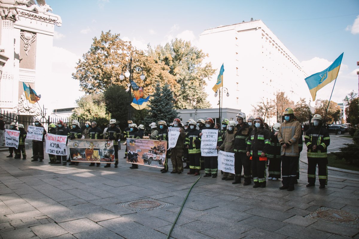 На митинг съехались около сотни спасателей со всех областей Украины