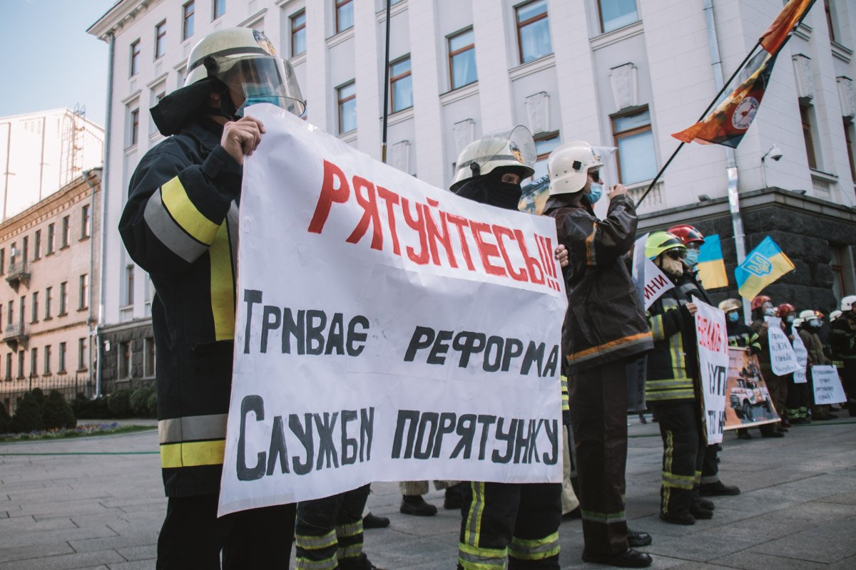 Даже за такую мирную акцию протеста, по заявлениям спасателей, начальство угрожает их уволить со службы