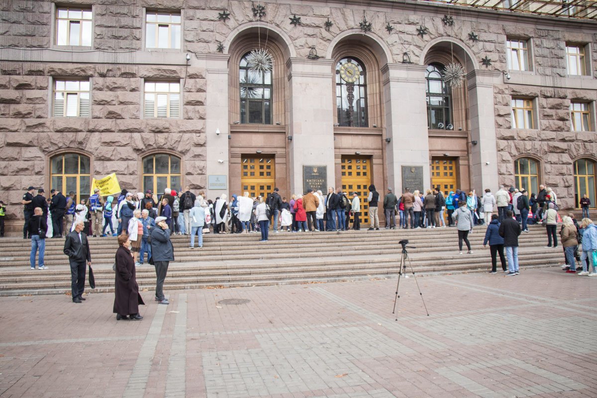 Возле здания КГГА собрались обманутые инвесторы столичных недостроев