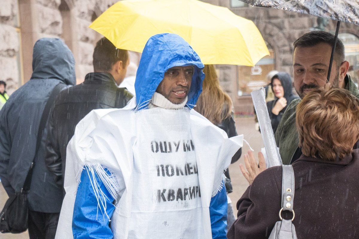 К зданию КГГА обманутые вкладчики начали подходить около 9:30