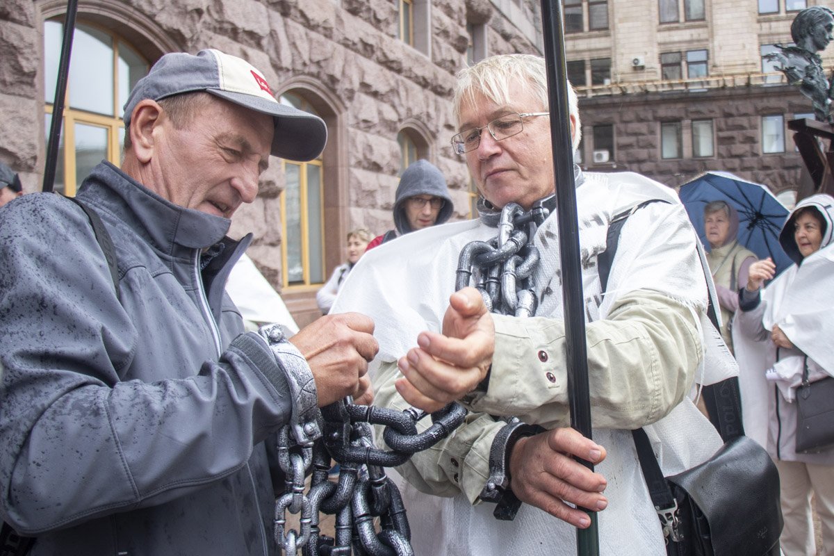 Обманутые вкладчики несли с собой плакаты и транспаранты