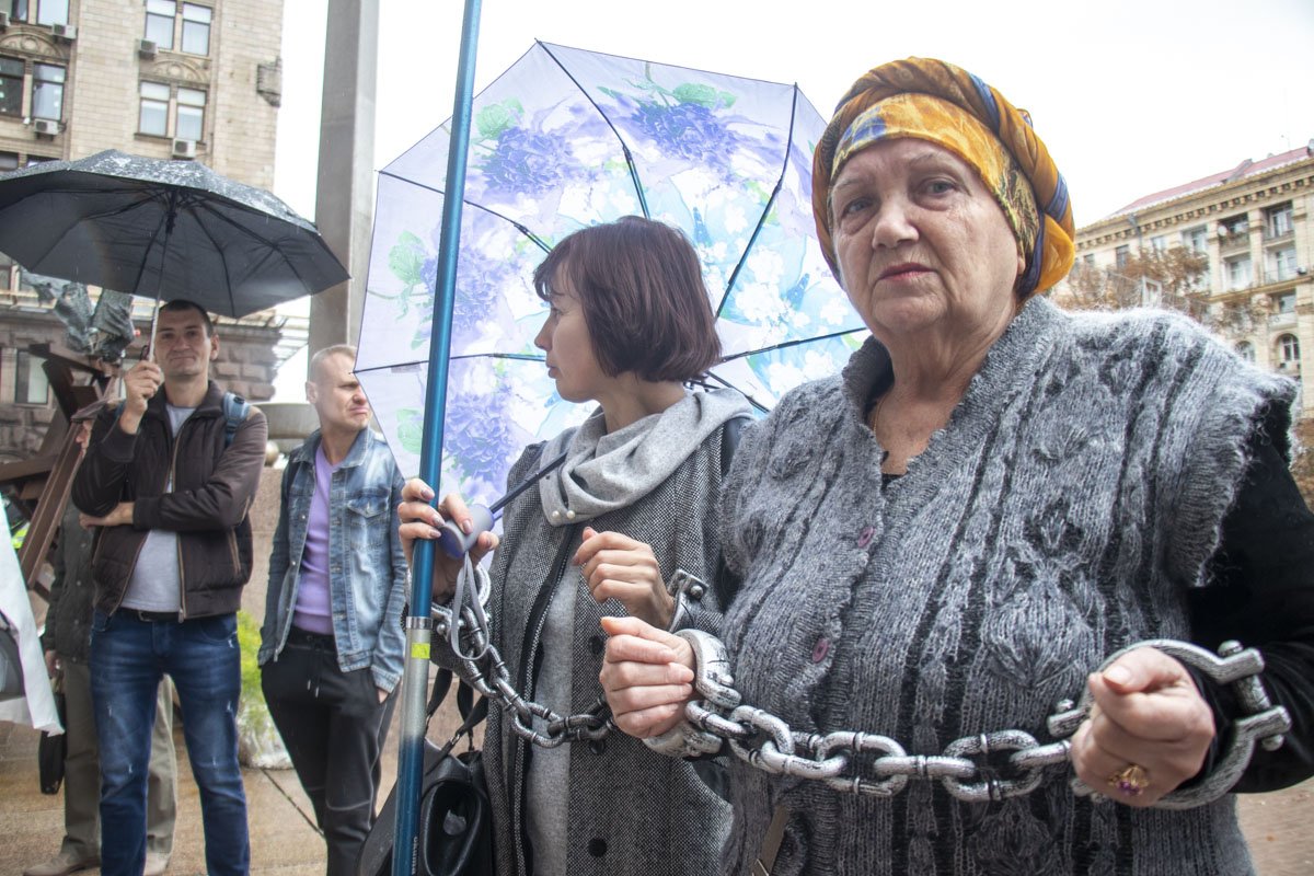 Часть митингующих была в бутафорских цепях