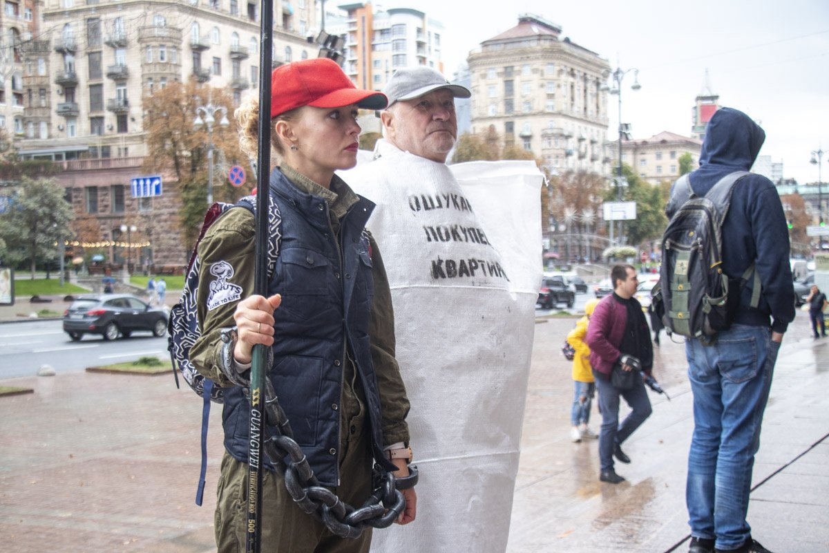Многие обманутые вкладчики шли по центру Киева в разорванных мешках