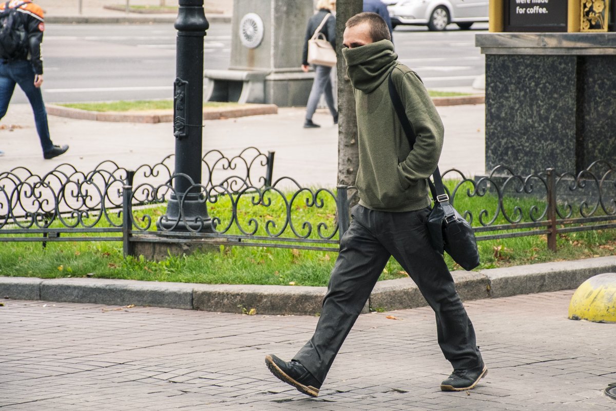 И вот попробуй пойми, то ли замерз, то ли экстремист 