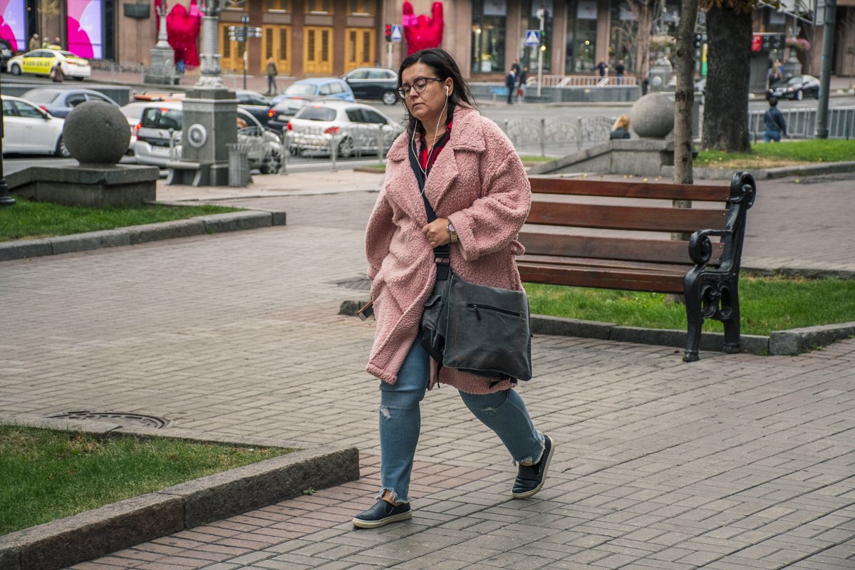 Может показаться, что женщина в спешке накинула на себя халат 
