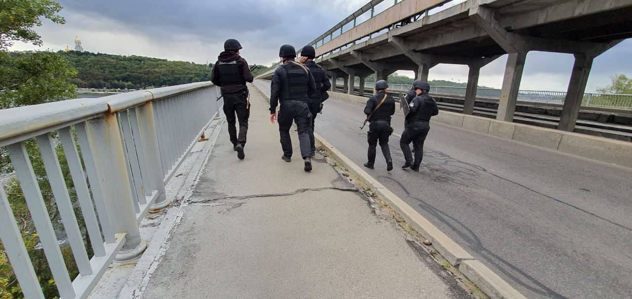 Правоохранители на мосту Метро Правоохранители на мосту Метро