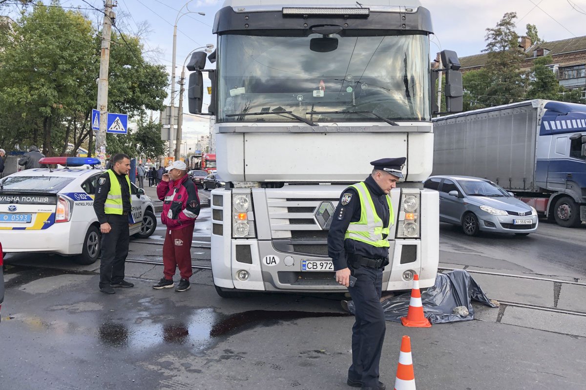 В Киеве на площади Шевченко фура переехала женщину В Киеве на площади Шевченко фура переехала женщину
