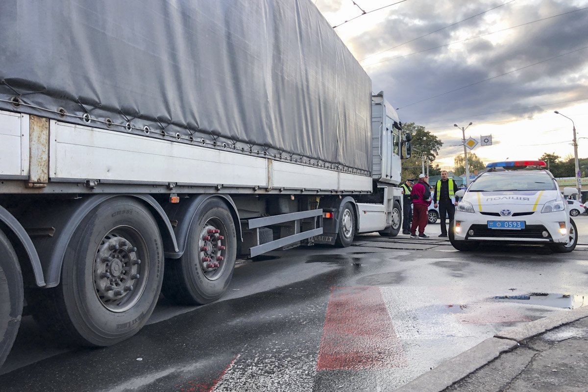 По данным очевидцев, погибшая переходила дорогу по пешеходному переходу По данным очевидцев, погибшая переходила дорогу по пешеходному переходу