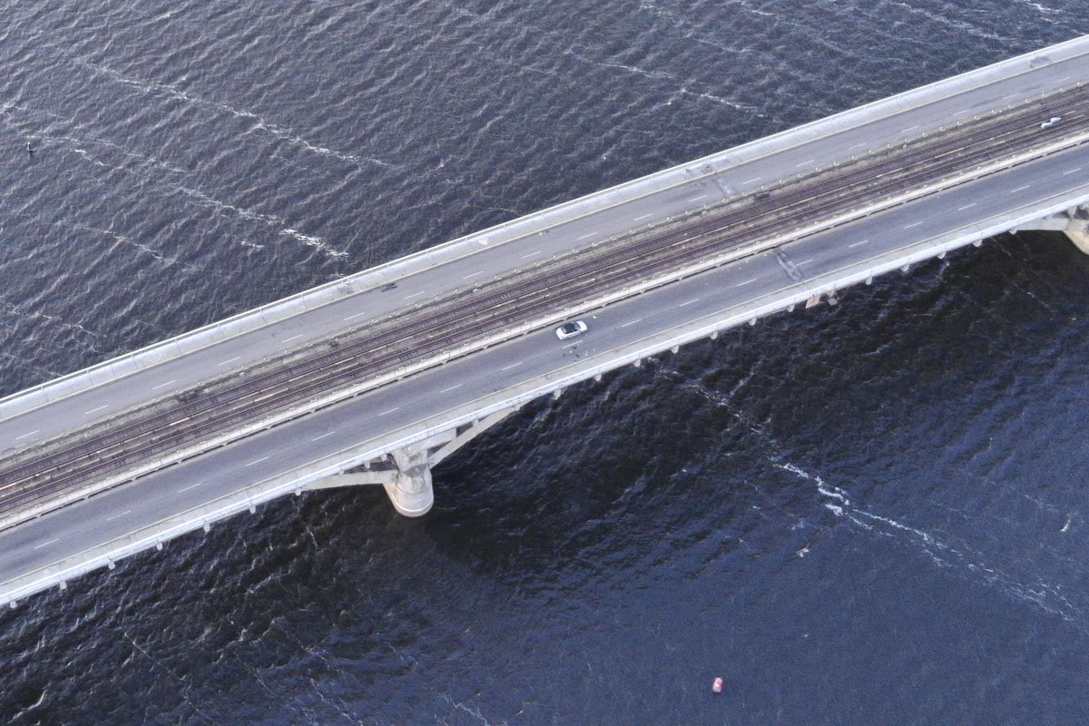 Автомобиль террориста, который стоит в направлении левого берега Автомобиль террориста, который стоит в направлении левого берега