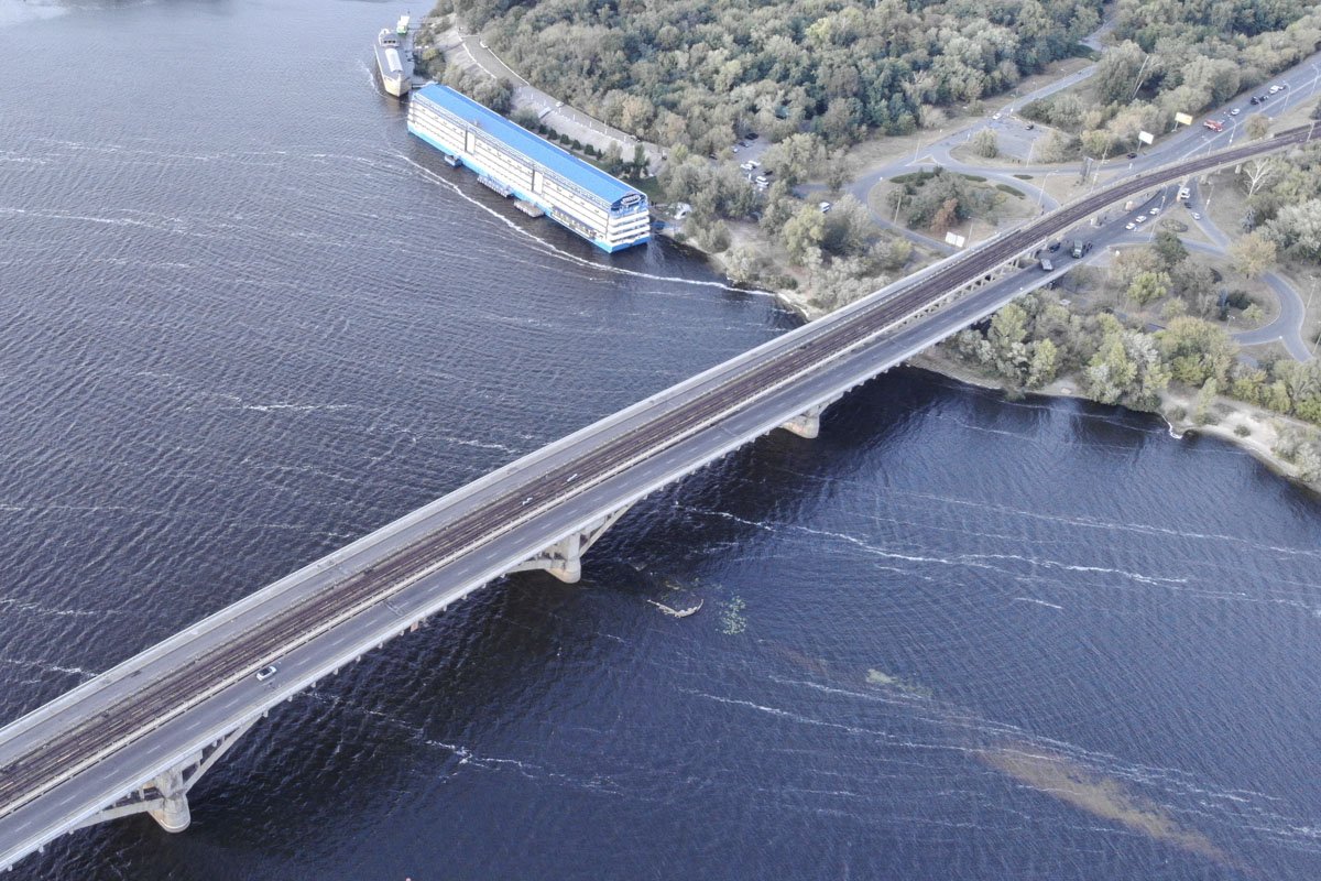 Весь путепровод был перекрыт правоохранителями. Свои требования минер высказал спустя 3 часа Весь путепровод был перекрыт правоохранителями. Свои требования минер высказал спустя 3 часа