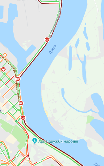 Набережная обрела бордовый цвет 