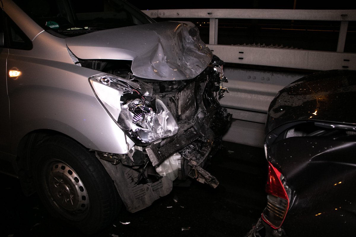 Водитель не заметил стоящие в крайнем ряду автомобили Водитель не заметил стоящие в крайнем ряду автомобили