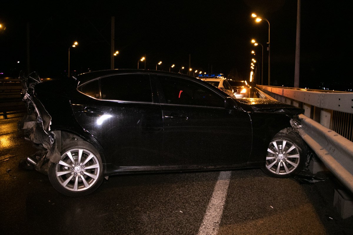 Lexus смяло и отбросило в отбойник Lexus смяло и отбросило в отбойник