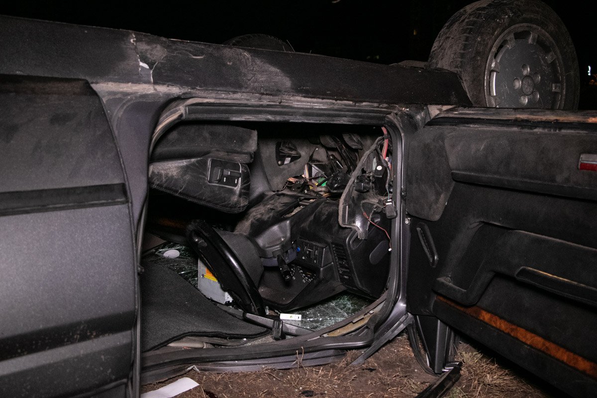 Двое мужчин на Peugeot хотели уйти от полиции и перевернулись 