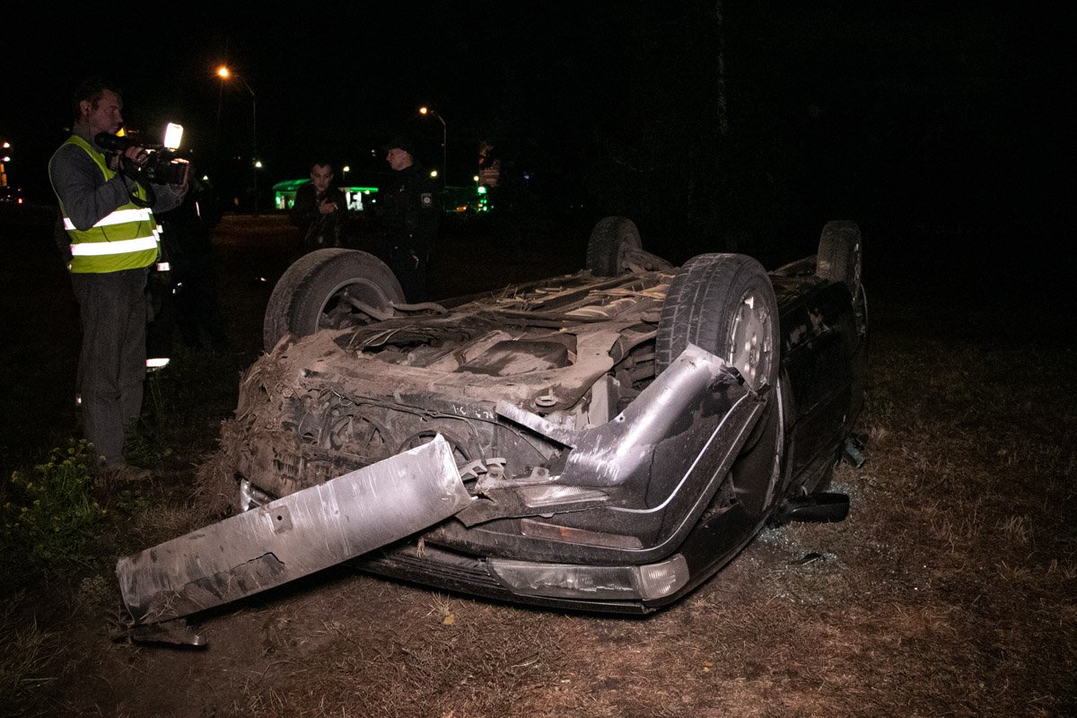 До этого они ударили другой автомобиль и уехали 