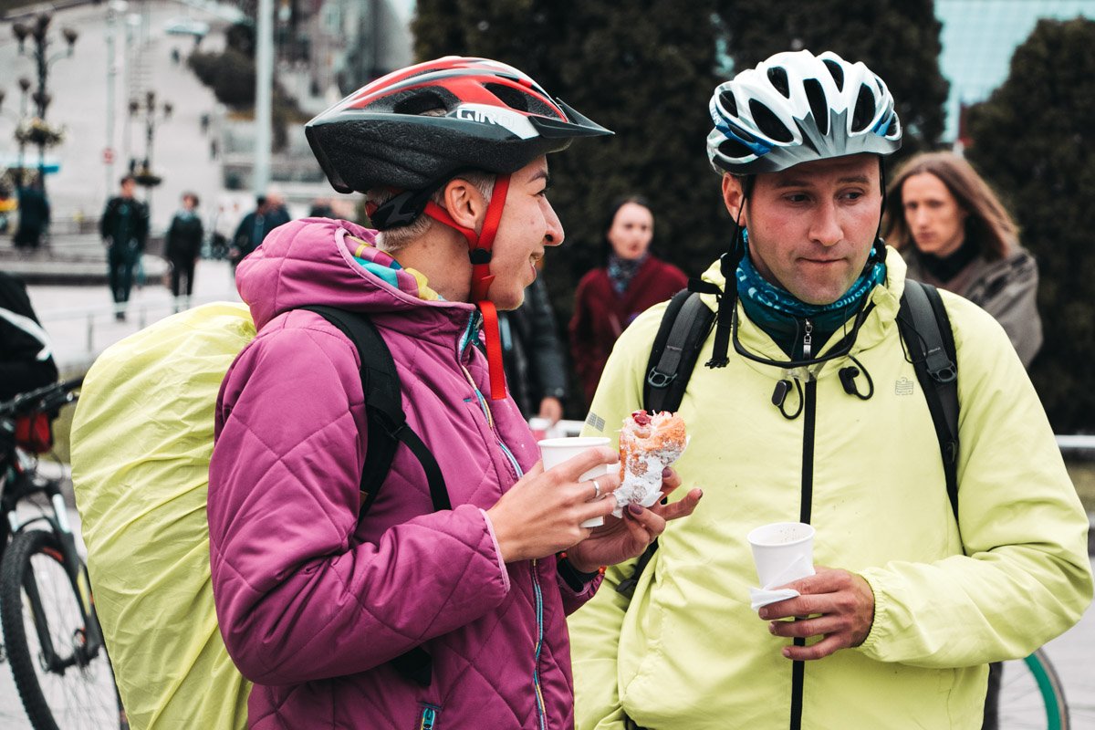 Причем помимо людей, которые приехали в велосипедной форме были и те, кто решил позаботиться о стиле