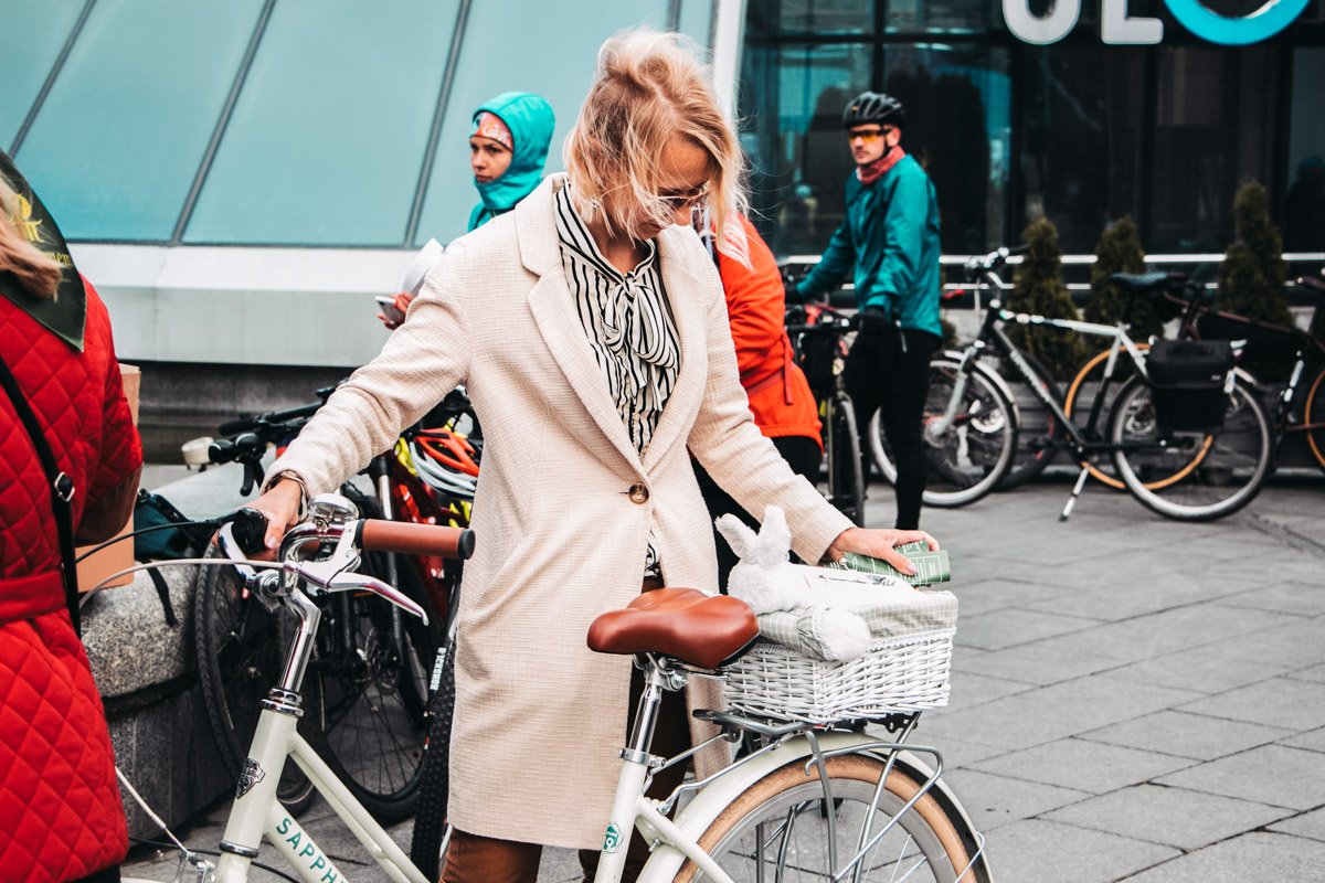 Зато такие винтажные велосипеды и элегантные осенние образы отлично друг друга дополняли