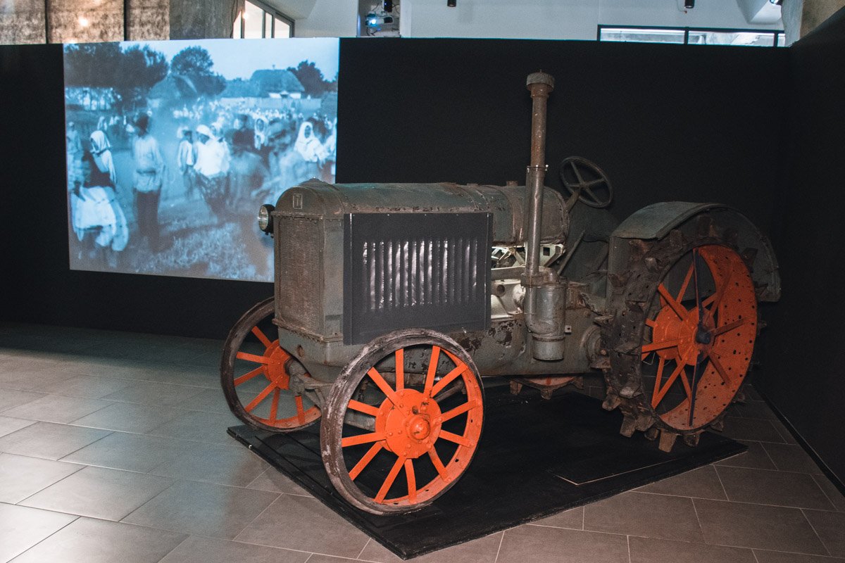 Трактор считается символом украинского кинематографа по аналогии с французским поездом братьев Люмьен
