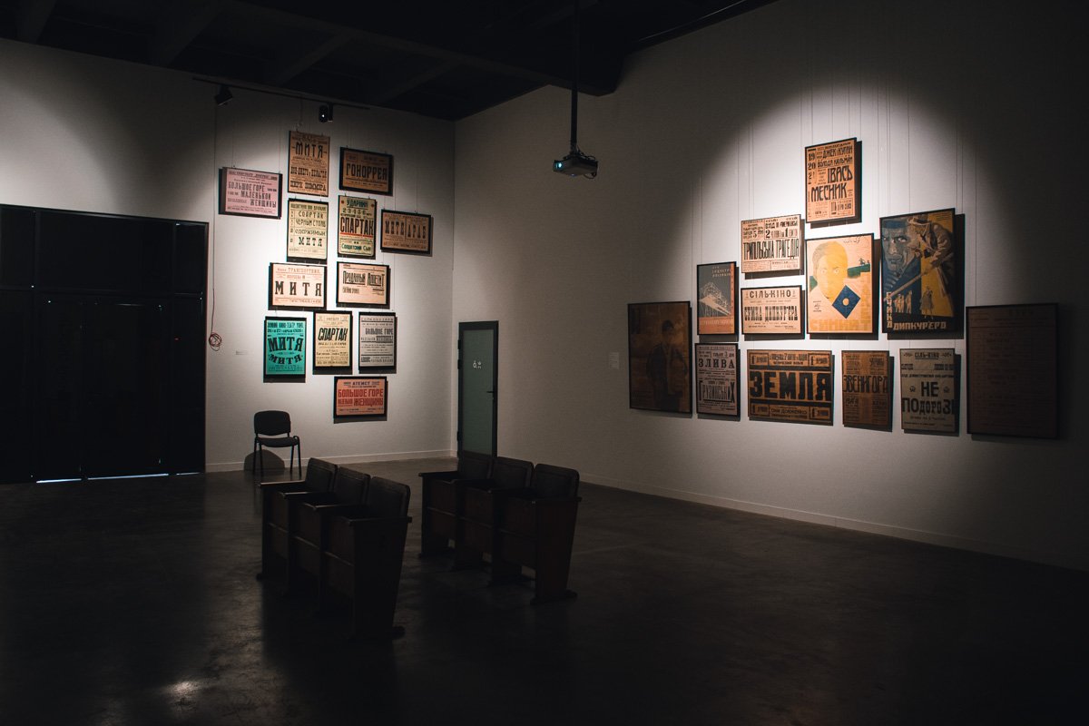 Выставка занимает первый и пятый этаж Центра Довженко 