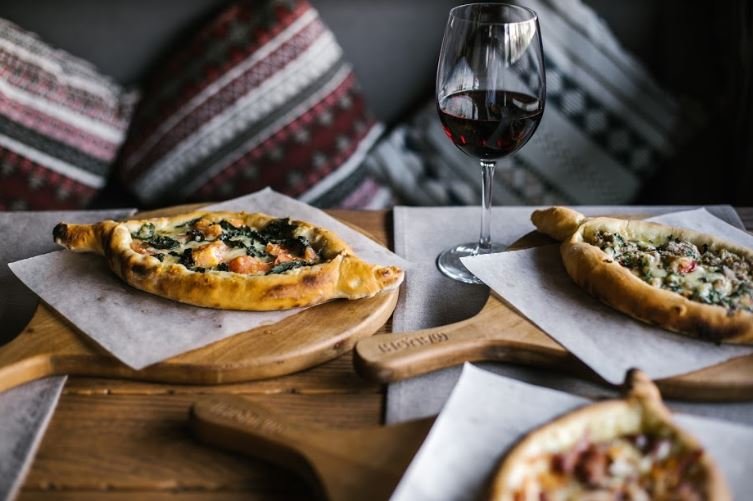 Грузинскую кухню невозможно представить без хачапури, а еще ее невозможно не любить