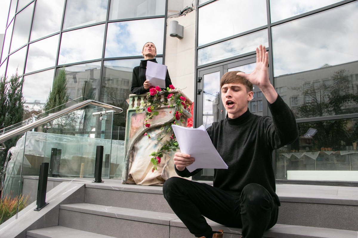 Открытие украсила миниатюра от театра "Шарж" 