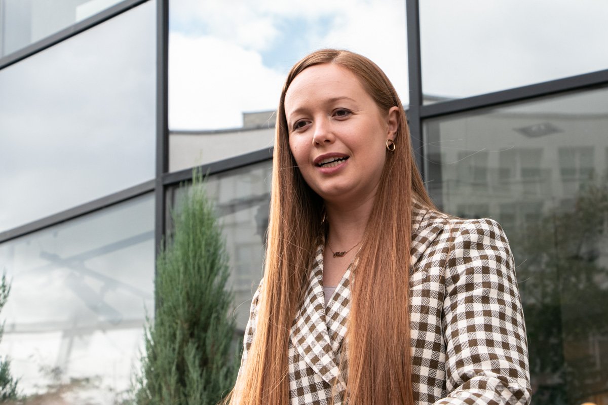 Скульптурку презентовала автор проекта "Шукай" и менеджер Киева Юлия Бевзенко 