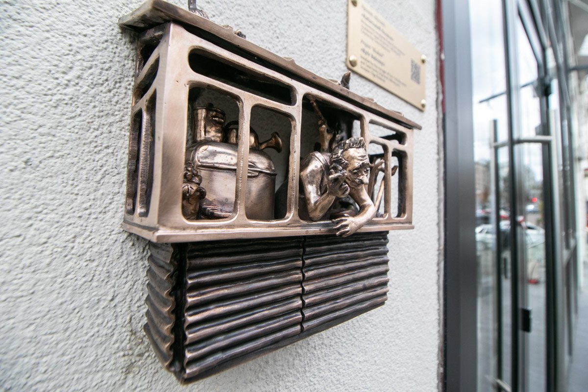 На мини-балкончике есть все: от старого холодильника до контейнера для яиц