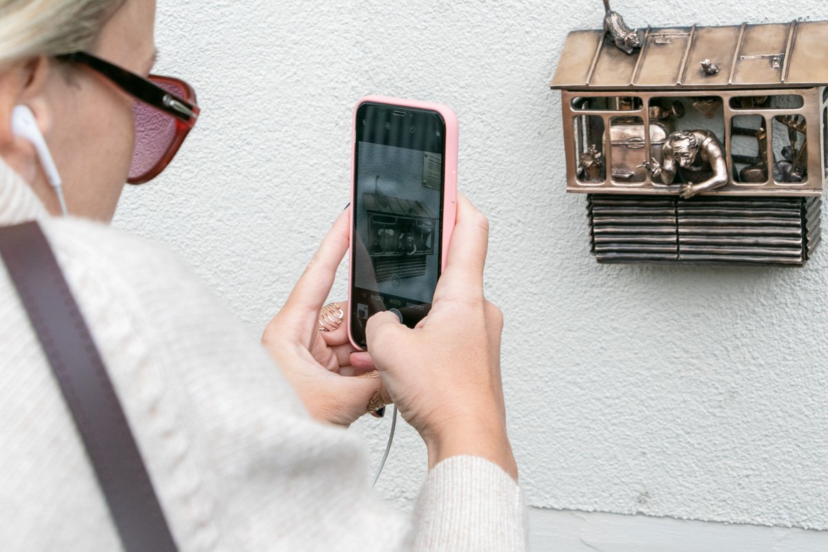 Миниатюру можно увидеть на улице Шота Руставели, 44