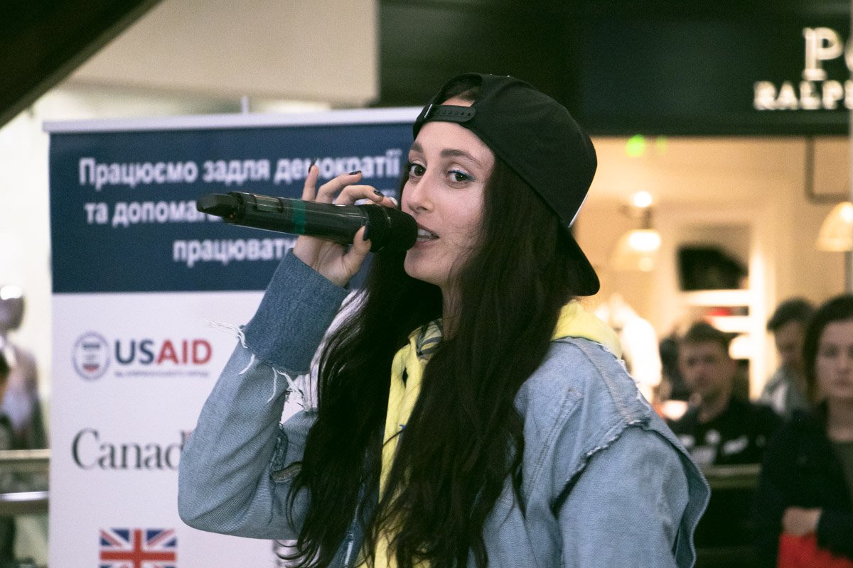 Трек появился на YouTube утром, 19 сентября 