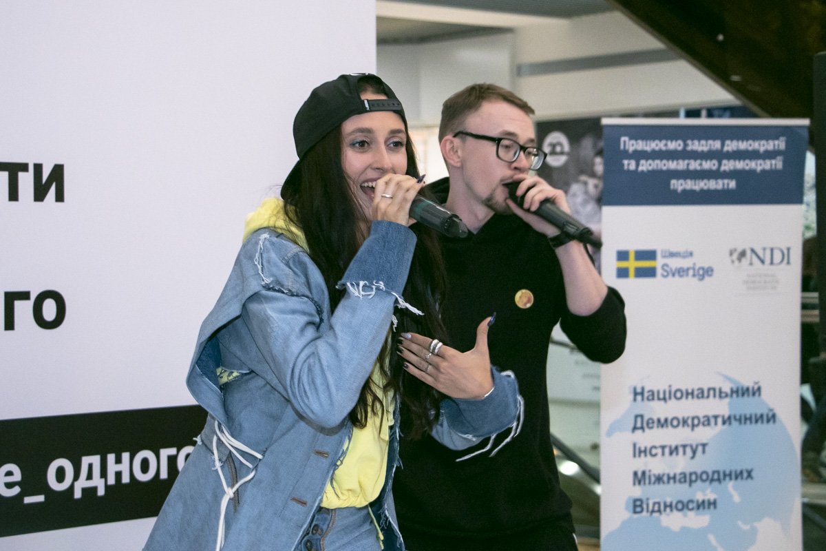 Текст песни построен на стереотипных фразах мужчин и женщин 