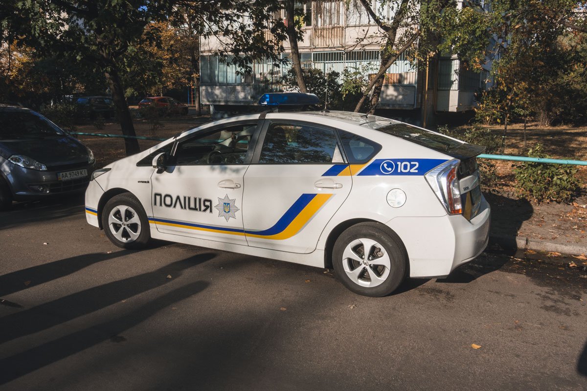 В Киеве во дворе жилого дома замертво упал мужчина