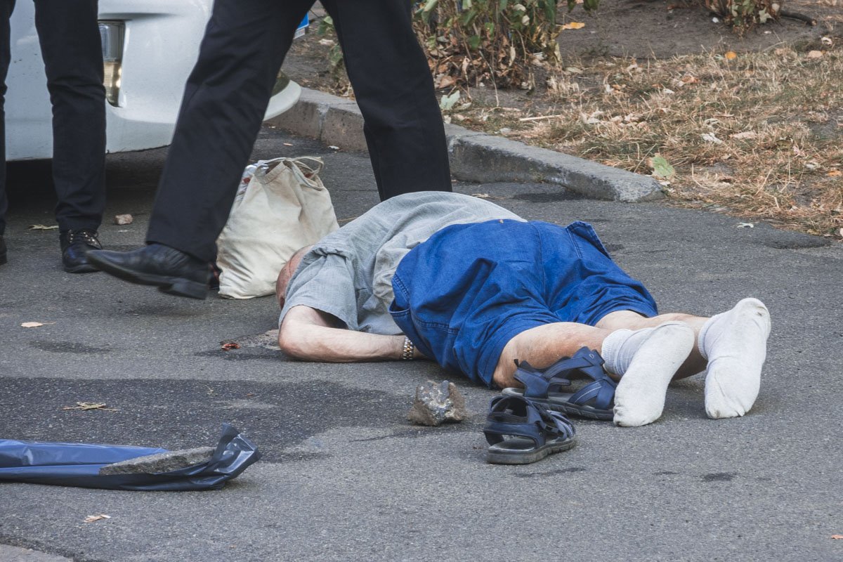 На ноге мужчины есть след от протектора