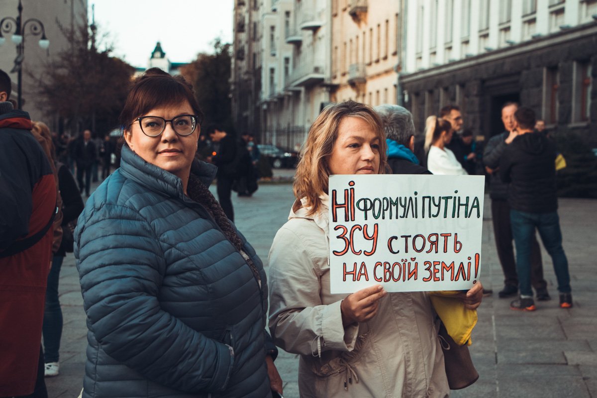 В Киеве возле Офиса президента собралась сотня активистов